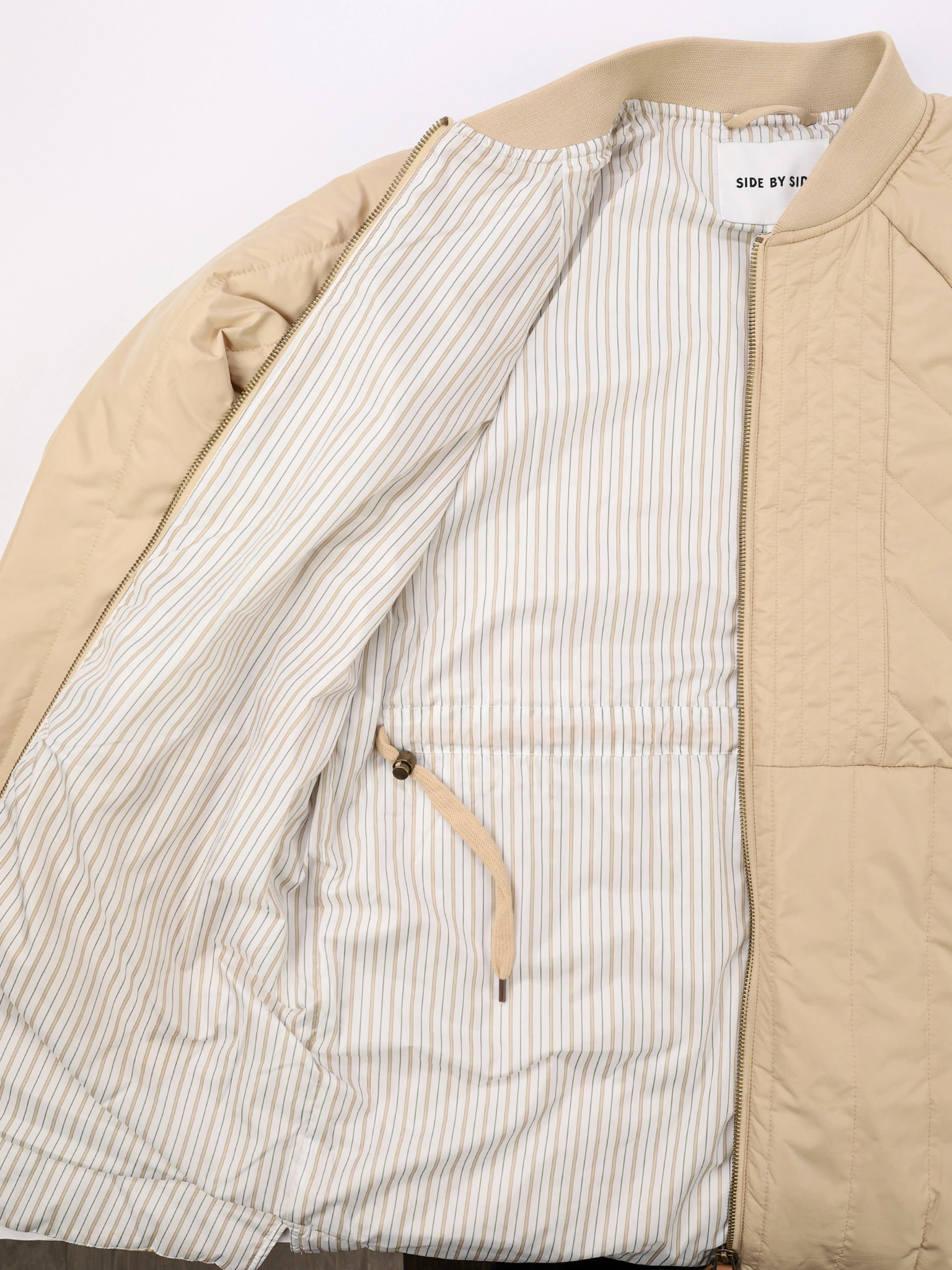 Пальто бежевого цвета прямого кроя